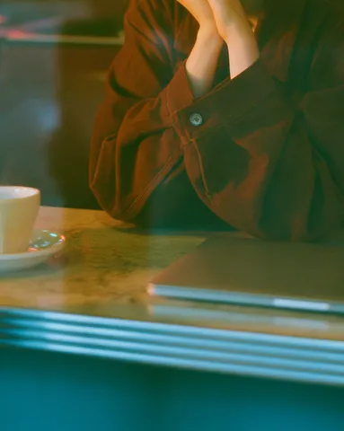 Membre Ballad Club au café avec laptop